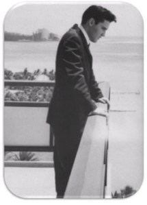 Elvis looking down at fans from his lanai in his room in Ali’i Tower. Image courtesy of Elvis Australia – www.elvis.com.au